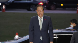 탄핵 가결 후 청사 들어서는 한덕수 총리 (사진=연합뉴스)