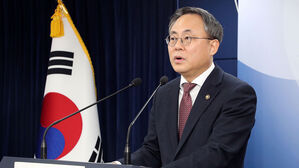 행안장관 대행 "국민에 대한 봉사자라는 마음 세워야"