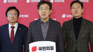 국민의힘 권성동 원내대표가 15일 오후 국회에서 백브리핑을 통해 입장을 밝히고 있다. (사진=연합뉴스)