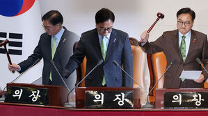 [영상] 초유의 사태 속 국회의장 의사봉 눈길&hellip;'땅땅땅' 그때그때 리듬도 달랐다? [스프]
