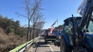 트랙터 행진하는 부산&middot;경남 농민들(사진=전국농민회총연맹 부산경남연맹 제공, 연합뉴스)