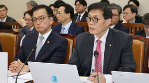 질의에 답변하는 이창용 한국은행 총재(사진=연합뉴스)