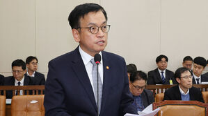 검찰, '계엄 국무회의 참석' 최상목 경제부총리 참고인 소환