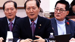 [영상] "그날 윤 대통령 안가 갔다가 다 휴대폰 바꿨죠?!" "네"&hellip;'처음 나온 소식인데?' 교체 이유 묻자 '당황'하더니