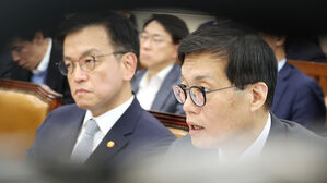 질의에 답변하는 이창용 한국은행 총재(사진=연합뉴스)