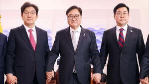 양당 원내대표와 손잡은 우원식 의장(사진=연합뉴스)