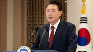 윤 대통령, '탄핵 심판정' 출석하는 첫 대통령 되나&hellip;직접 변론 예고