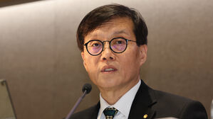 한은 총재, 8월 인하 실기론 또 반박&hellip;"금융 안정도 고려"