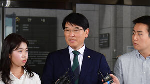 '보좌관 성추행' 박완주 전 의원, 2심서도 징역 1년
