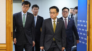 최상목 대행 "다음 주 트럼프 신정부 출범&hellip;면밀히 모니터"