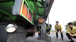 재활용품 수거 차량 살펴보는 북구청 직원들(사진=광주 북구 제공, 연합뉴스)