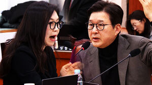 [영상] 신동욱 콕 짚더니 "그날의 행적, 해명하라" 강유정 의혹 제기에 '발끈'&hellip;해명하며 "내 말 틀리면 의원직 사퇴"