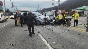 상주 국도서 트럭과 승합차 충돌&hellip;1명 사망 &middot; 11명 중경상