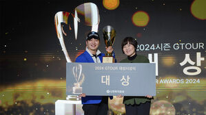 G투어 2024시즌 대상 최민욱(왼쪽)과 신한투자증권 김수영 본부장 (사진=인터커뮤니케이션즈 제공, 연합뉴스)