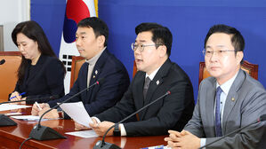 더불어민주당 박찬대 원내대표(왼쪽 세번째)가 22일 오전 국회에서 열린 기자간담회에서 발언하고 있다. (사진=연합뉴스)