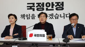 국민의힘 권성동 당 대표 권한대행 겸 원내대표(가운데)가 22일 오전 국회에서 열린 기자간담회에서 발언하고 있다 (사진=연합뉴스)