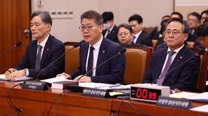 선관위 "'이재명 비판' 현수막 불허, 섣부른 결정&hellip;조치 보류"