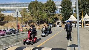 영등포구 장애인사랑나눔의 집 전동휠체어 안전교육 모습(사진=서울시 제공, 연합뉴스)