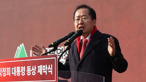 홍준표 대구시장이 23일 오후 동대구역 광장에서 열린 '박정희 동상 제막식'에서 인사말하고 있다.(사진=연합뉴스)
