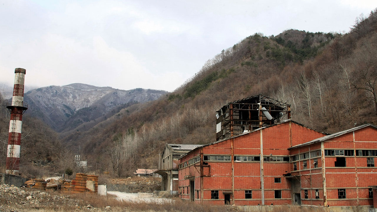 한때 '중석불(重石弗)'로 불리며 대한민국을 먹여 살렸던 강원 영월군 상동읍 대한중석 상동광업소의 보일러 굴뚝과 화학처리공장