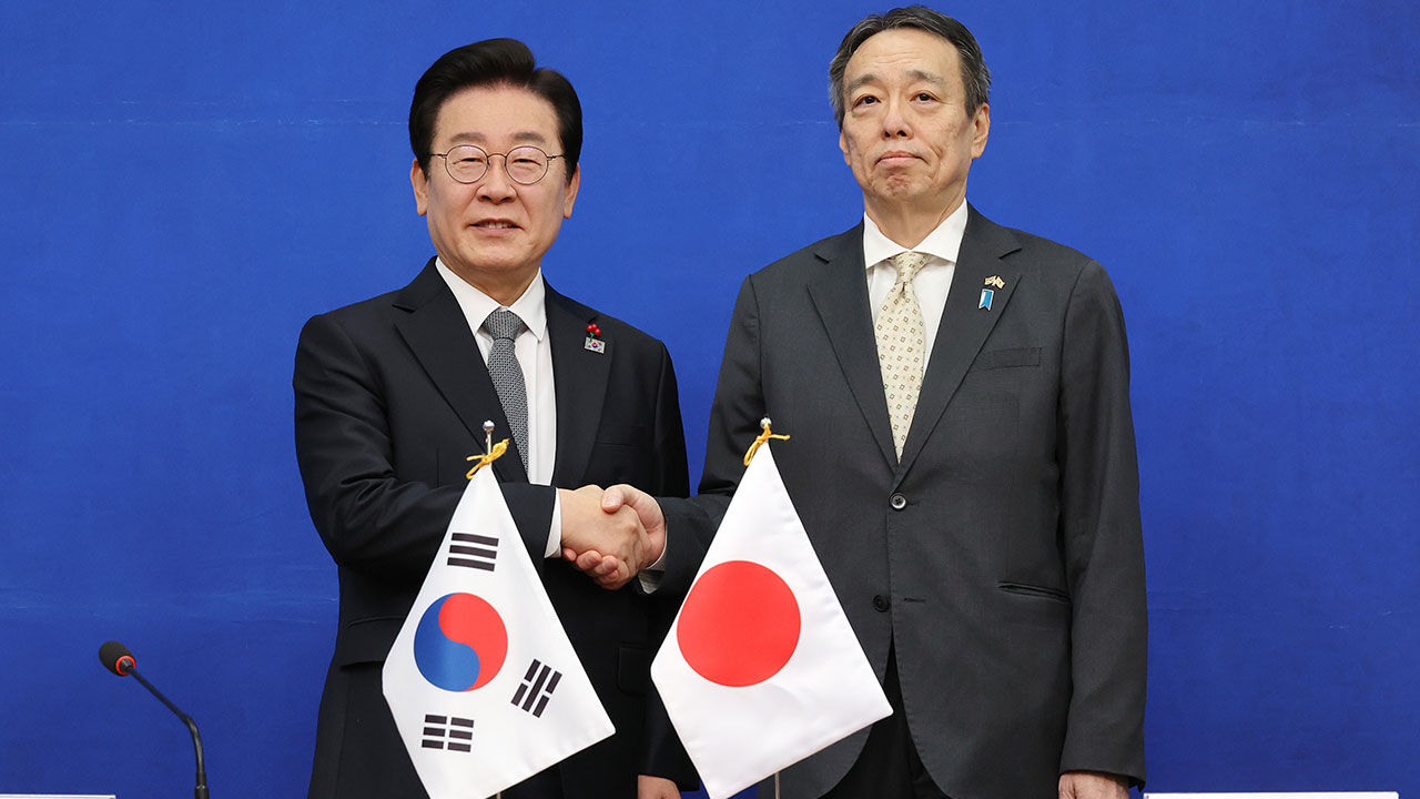 더불어민주당 이재명 대표(왼쪽)가 26일 오전 국회에서 예방한 미즈시마 코이치 주한일본대사를 접견하고 있다.