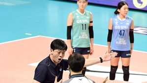 포히트 비디오판독 관련해 항의하는 이영택 GS칼텍스 감독(사진=한국배구연맹 제공, 연합뉴스)