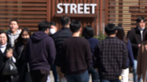 꼰대 대신 '영포티'&hellip;"아이폰 든 중년" BBC도 관심