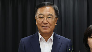 여성 민원인 강제추행&middot;뇌물수수 혐의 김진하 양양군수 징역 2년