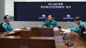 복지장관 "필수·지역의료 살리기 멈출 수 없어…논의 진전 노력"