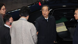 탄핵 후 청사 떠나는 한덕수 국무총리(사진=연합뉴스)