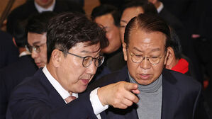 이동하는 권성동 원내대표-권영세 의원 (사진=연합뉴스)