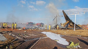 사고 현장에서 소방대원들이 화재 진압과 인명 구조를 하는 모습 (사진=독자 제공, 연합뉴스)