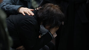 29일 오후 전남 무안군 무안국제공항에서 제주항공 여객기 폭발사고 유가족이 오열하고 있다. (사진=연합뉴스)
