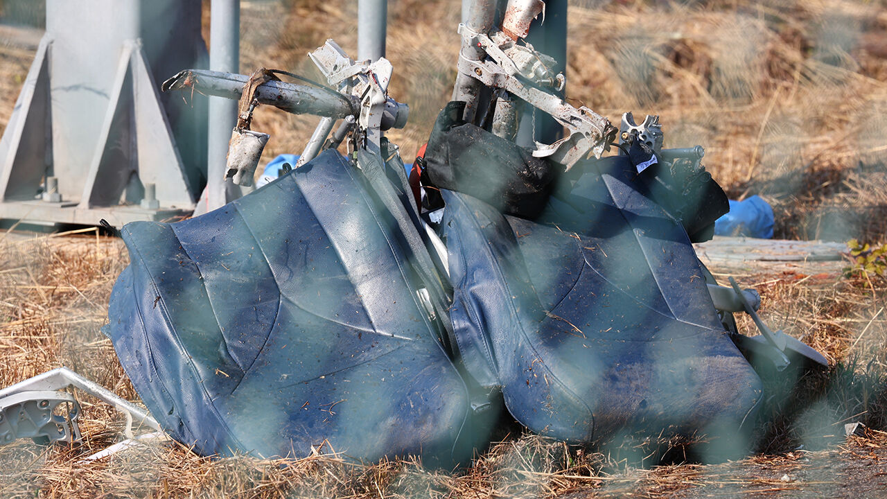 29일 전남 무안국제공항 제주항공 여객기 사고 현장에 파손된 여객기 좌석이 떨어져 있다.