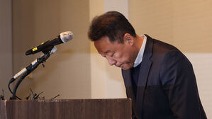 송경훈 제주항공 경영지원본부장이 30일 서울 강서구 메이필드 호텔에서 열린 무안공항 여객기 참사 관련 3차 브리핑에 앞서 고개 숙여 사과하고 있다. (사진=연합뉴스)