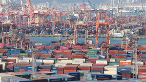 31일 부산항 신선대&middot;감만&middot;신감만부두에 수출입 화물이 쌓여있다. (사진=연합뉴스)