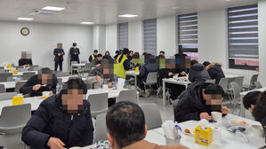 "떡국 드시고 복 받으세요"&hellip;제주항공 참사 현장 새해 첫날 온정