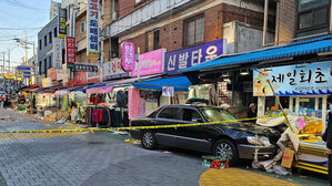 서울 목동 깨비시장에 승용차 돌진 교통사고 (사진=독자 제공, 연합뉴스)