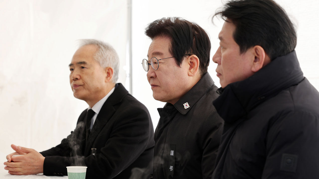 더불어민주당 이재명 대표가 1일 오전 광주 동구 5·18 민주광장에 설치된 '제주항공 여객기 참사 희생자 합동분향소'를 찾아 추모한 뒤 강기정 시장과 이야기를 나누고 있다. (사진=연합뉴스)