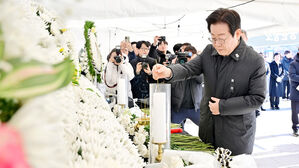 이재명, 여객기 참사 현장 방문&hellip;무안 머물며 유가족 위로