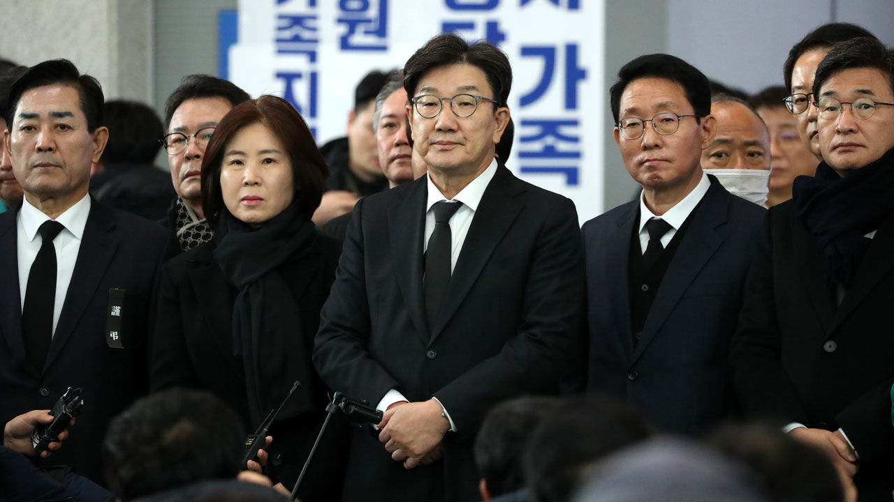국민의힘 권성동 당대표 권한대행 및 원내대표가 30일 오전 무안국제공항에서 제주항공 여객기 사고 탑승객 가족들을 위로하고 있다. (사진=연합뉴스)