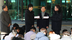 윤 대통령 영장 '형소법 예외' 적시&hellip;윤 측 "불법 무효&hellip;추가 권한쟁의"