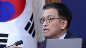 최 대행 체제 첫 고비 넘겼나&hellip;경제사령탑 지휘봉 쥐고 1인 다역