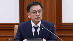 최 권한대행 "경제여건 1분기 중 재점검&hellip;민생경제 회복 총력"
