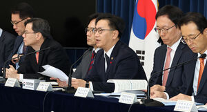 김범석 기획재정부 1차관(오른쪽 세 번째)이 지난 27일 오전 정부세종청사에서 2025년 경제정책방향 상세 브리핑을 하고 있다.(사진=연합뉴스)