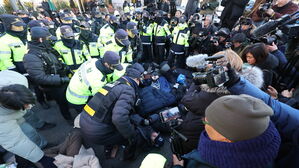 대통령 관저 앞 지지자 해산시키는 경찰(사진=연합뉴스)