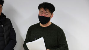 눈물 보이는 박한신 유가족협의회 대표(사진=연합뉴스)