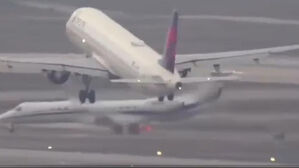 LA공항 활주로서 항공기 2대, 충돌 직전에 멈춰