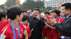 김정은, U-17 우승 여자축구 선수들 만나 격려