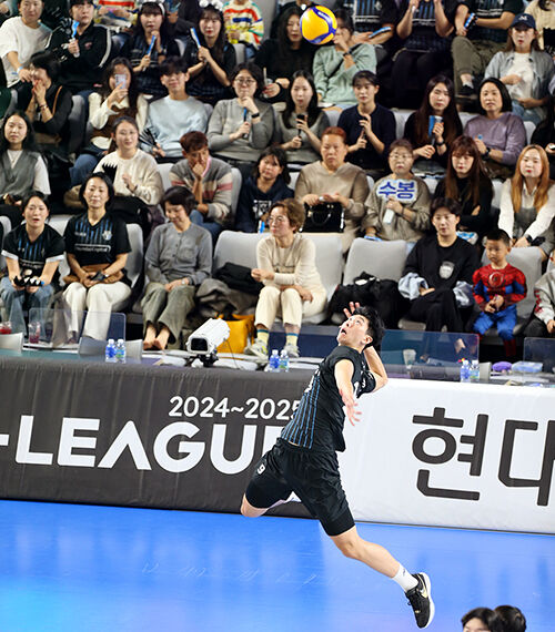 10일 충남 천안시 유관순 체육관에서 열린 24-25시즌 도드람 v-리그 현대캐피탈과 삼성화재의 경기에서 현대캐피탈 신펑이 서브하고 있다. (사진=현대캐피탈 배구단, 연합뉴스)